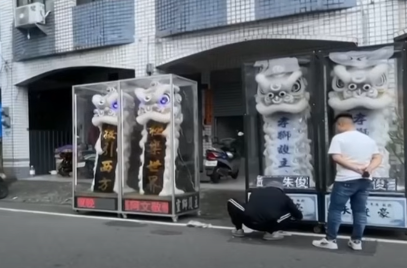 台灣一名18歲癌末男病人因彌留,坐救護車準備回家欲度最後時光,惟救護車在途中被一架私家車擋路,屢次鳴笛仍沒有讓路,結果病人在路上遺憾離世;其家屬事後於網上發文尋人,要求該名私家車司機到靈堂道歉。