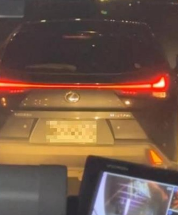 台灣一名18歲癌末男病人因彌留,坐救護車準備回家欲度最後時光,惟救護車在途中被一架私家車擋路,屢次鳴笛仍沒有讓路,結果病人在路上遺憾離世;其家屬事後於網上發文尋人,要求該名私家車司機到靈堂道歉。