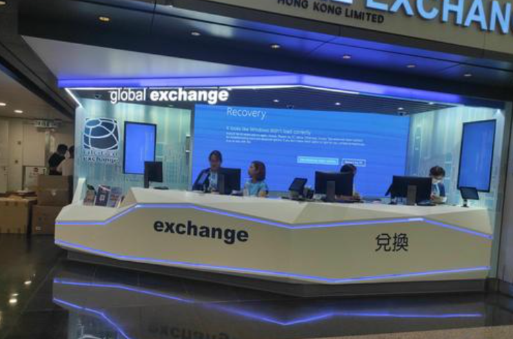 本港機場找換店屏幕出現當機畫面。(lihkg)