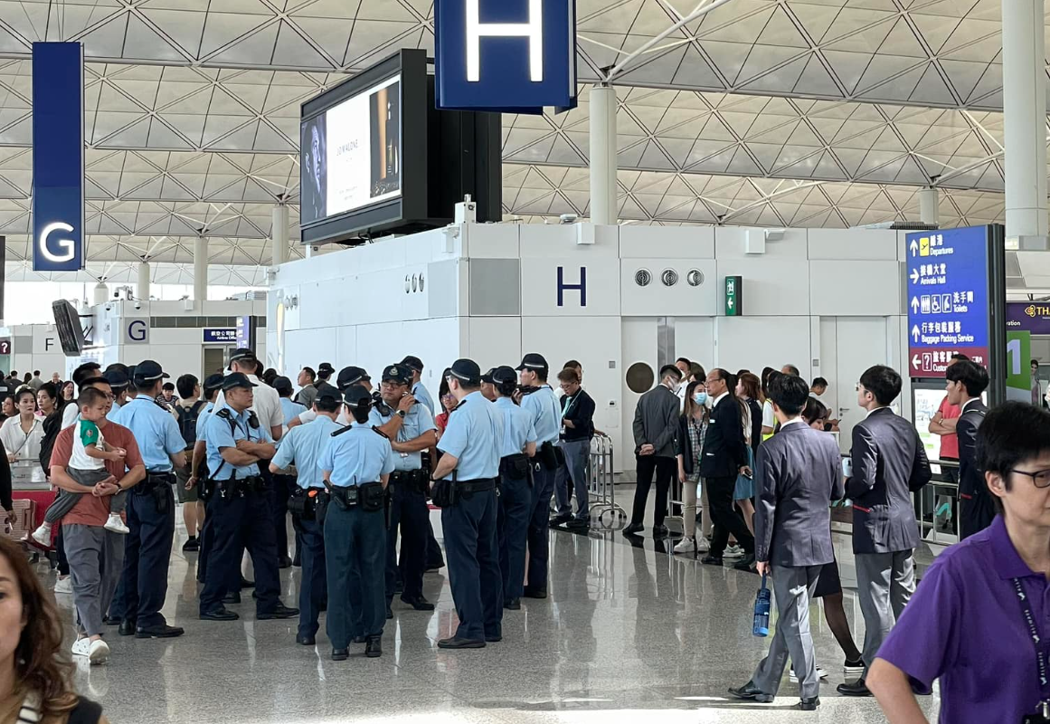 微軟視窗全球大死機,機管局改人手登機,現場大排長龍。(HK Express 香港快運及旅行資訊關注組fb)