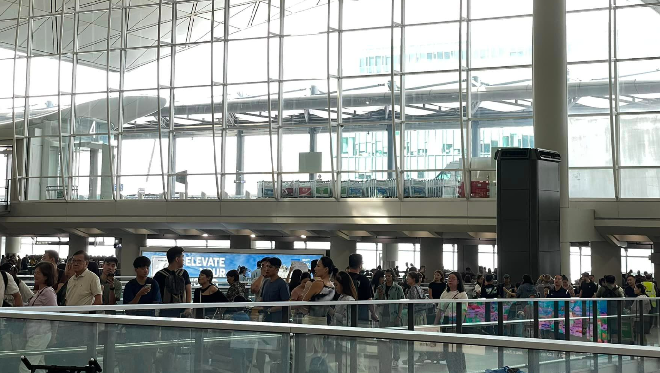 微軟視窗全球大死機,機管局改人手登機,現場大排長龍。(HK Express 香港快運及旅行資訊關注組fb)