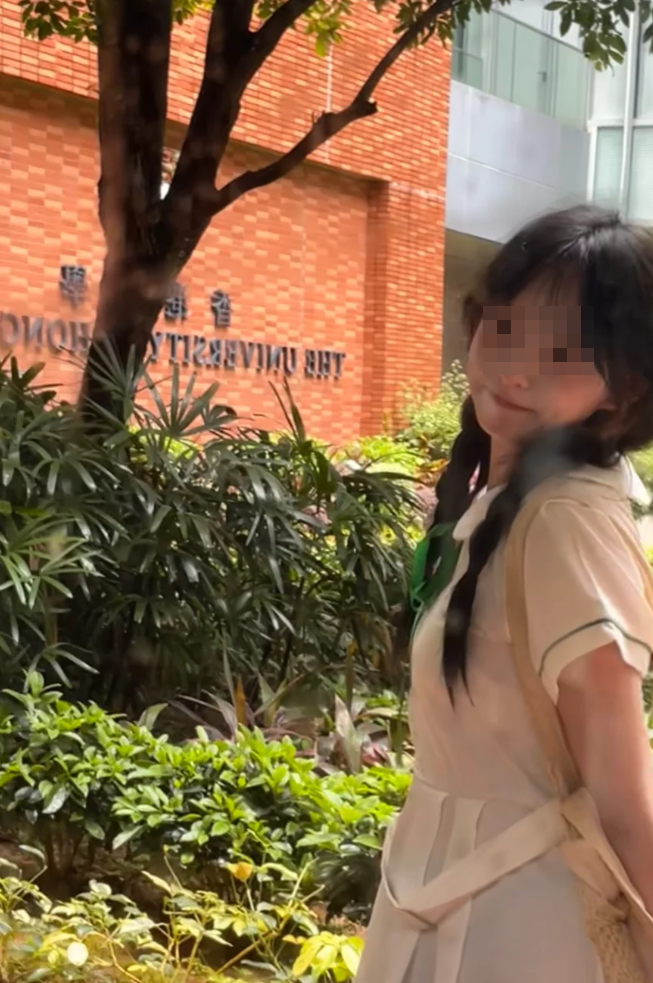 一名內地女子近日在小紅書上分享與友人穿上香港中學校服參觀香港大學的經歷。(小紅書)