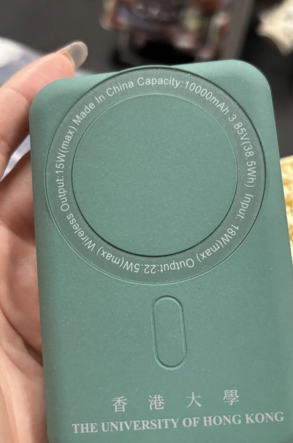 一名內地女子近日在小紅書上分享與友人穿上香港中學校服參觀香港大學的經歷。(小紅書)