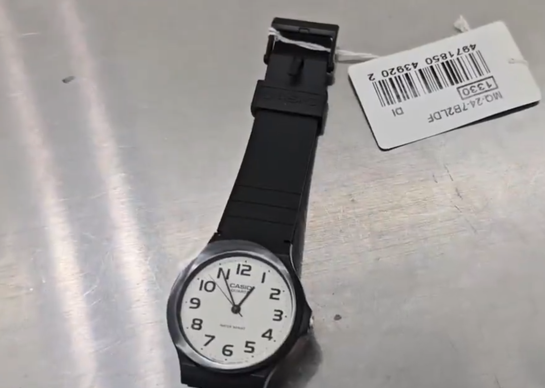 女子雙腳綁80隻Casio錶福田口岸斷正(中國海關總署)