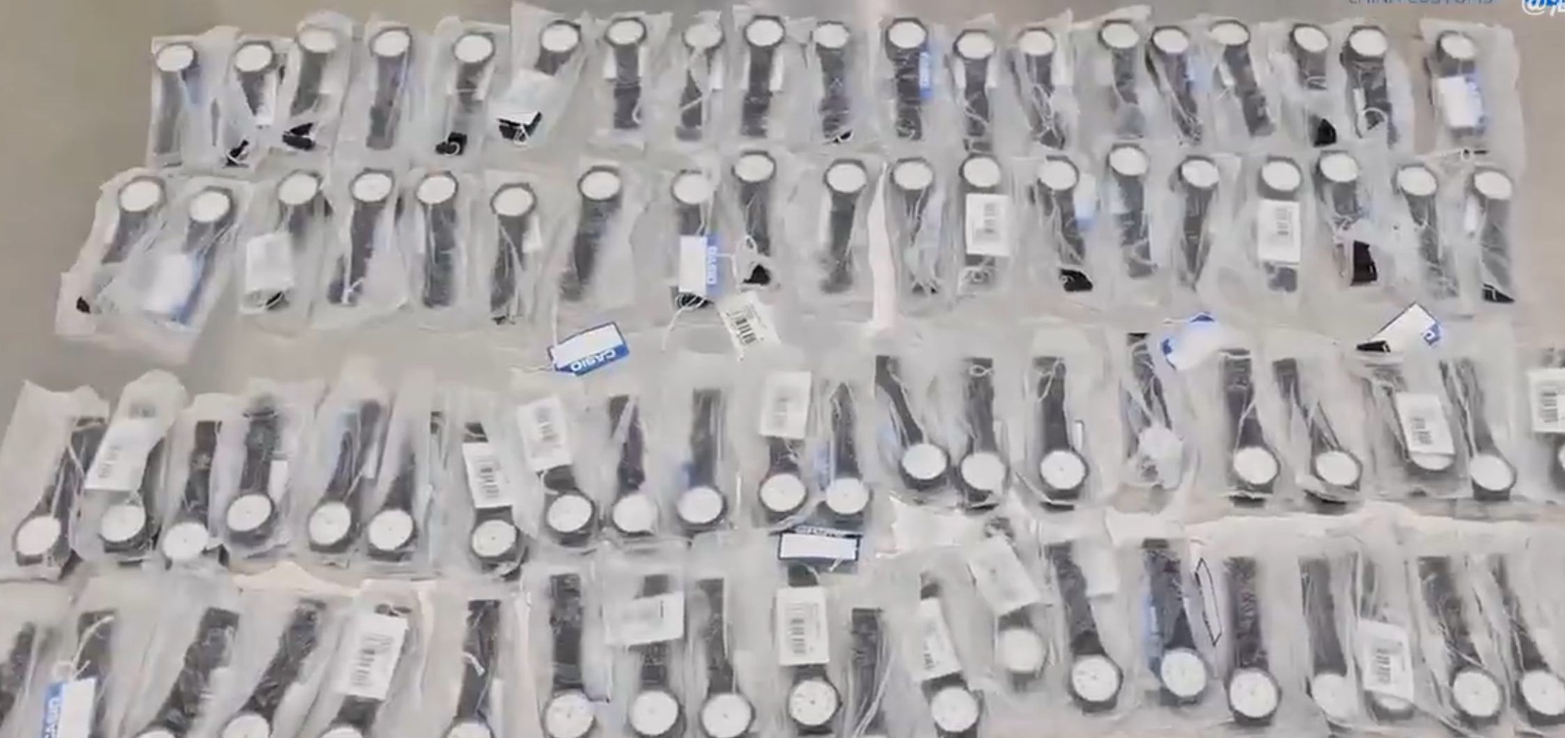 女子雙腳綁80隻Casio錶福田口岸斷正(中國海關總署)