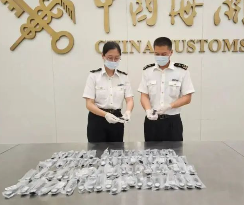 女子雙腳綁80隻Casio錶福田口岸斷正(中國海關總署)