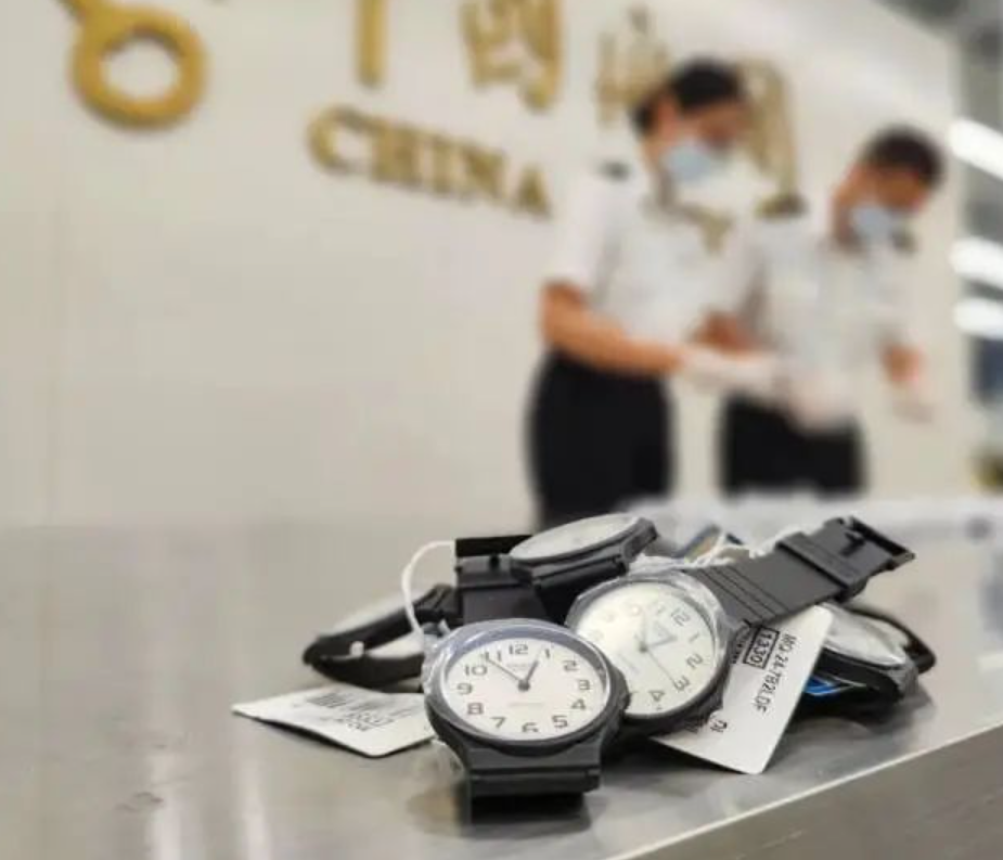 女子雙腳綁80隻Casio錶福田口岸斷正(中國海關總署)