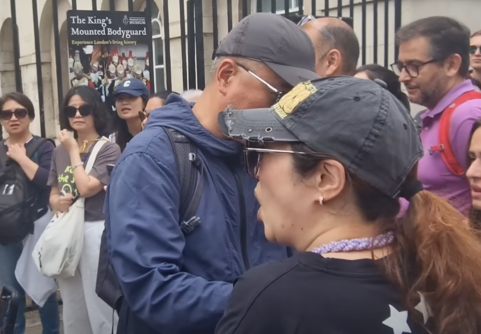 該名女遊客蹲在地上單手撐地,更在友人為其處理傷口時暈倒。(影片截圖)