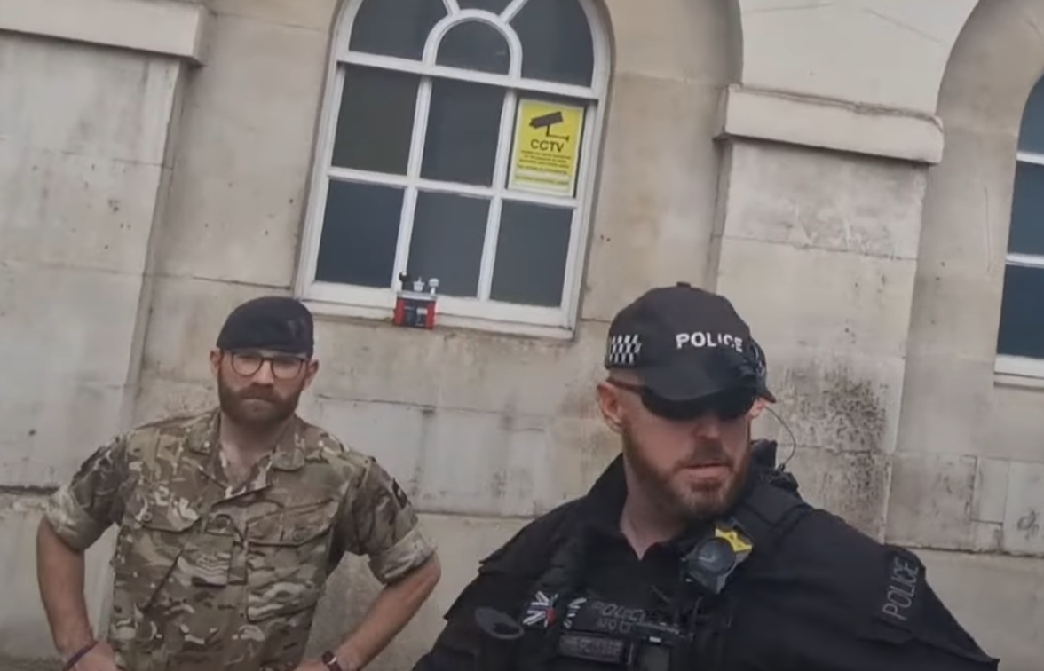 事發後衛隊騎兵促拍片者召喚警察協助受傷女子。(影片截圖)