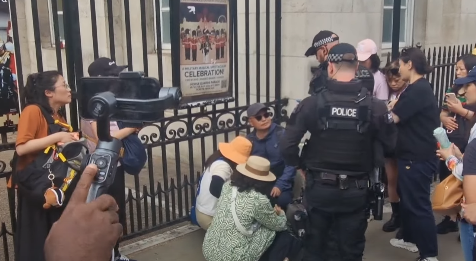 數名在場警員前往了解傷者情況(影片截圖)