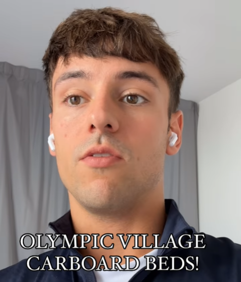 戴利展示巴黎奧運的紙板床。(影片截圖)