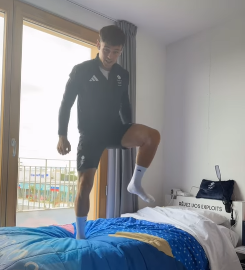 戴利先嘗試在床上跑步。(影片截圖)