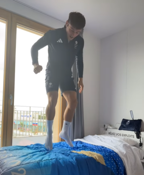 戴利在床上跳。(影片截圖)