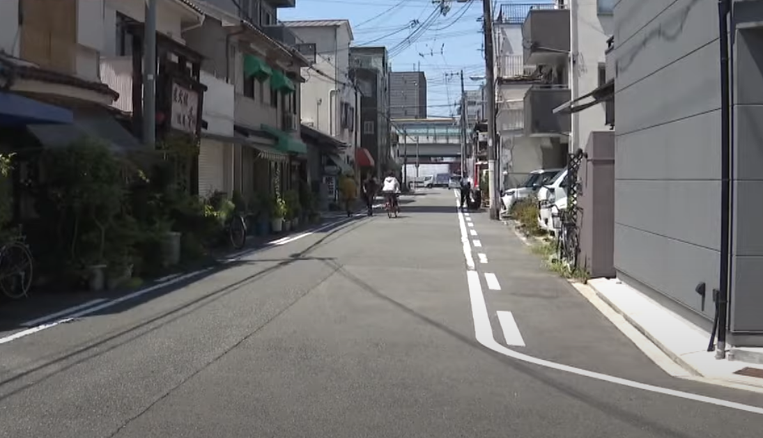 日本大阪發生街頭劫案,一名中國男遊客被刺受傷,疑犯在逃。(影片截圖)