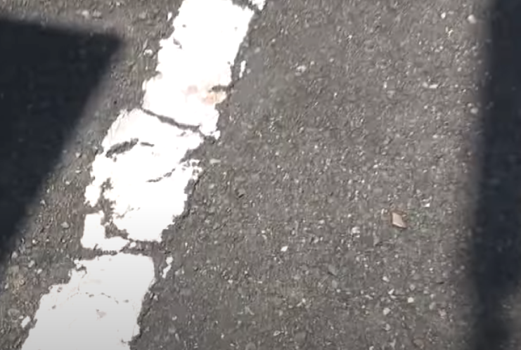 日本電視台於翌日現場發現路面有血跡,未知是否與事件有關。(影片截圖)