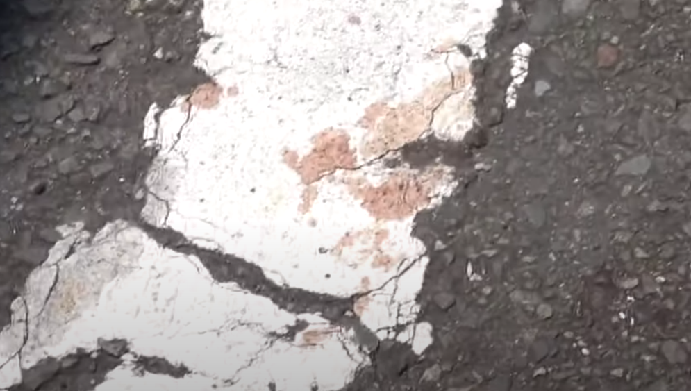 日本電視台於翌日現場發現路面有血跡,未知是否與事件有關。(影片截圖)