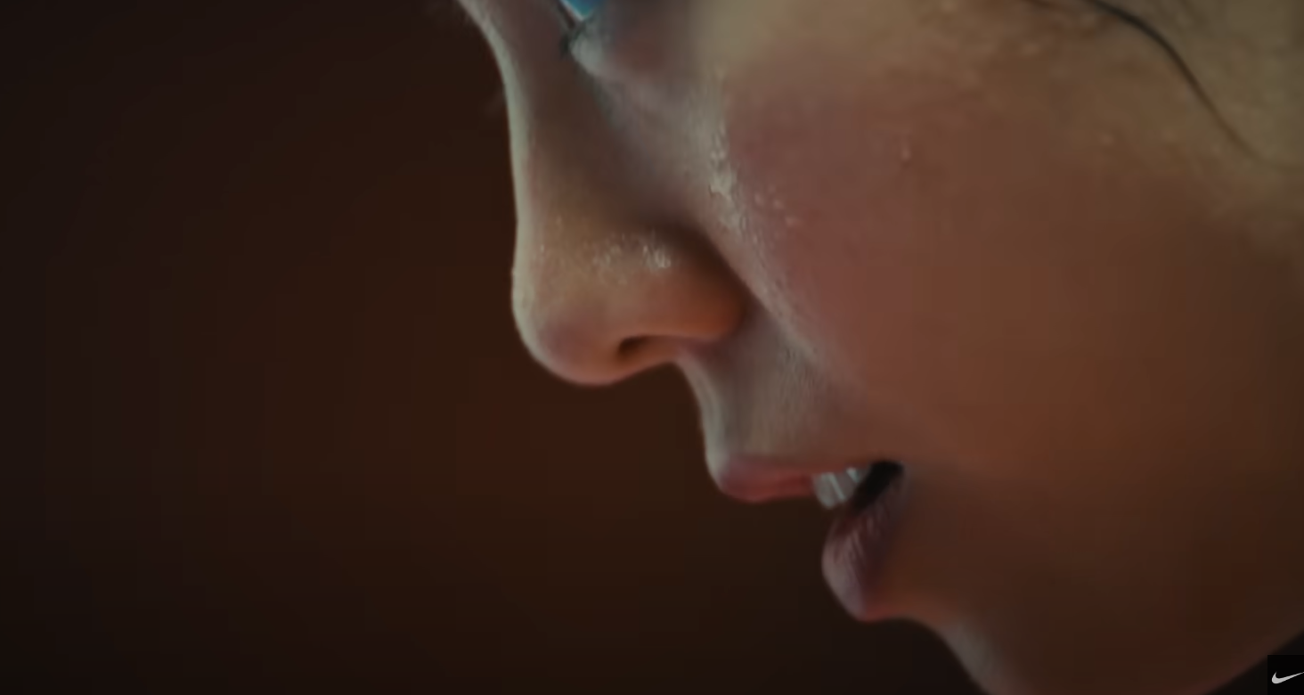 在第6、7秒的畫面中,見到一名女乒乓運動員舔乒乓球拍。