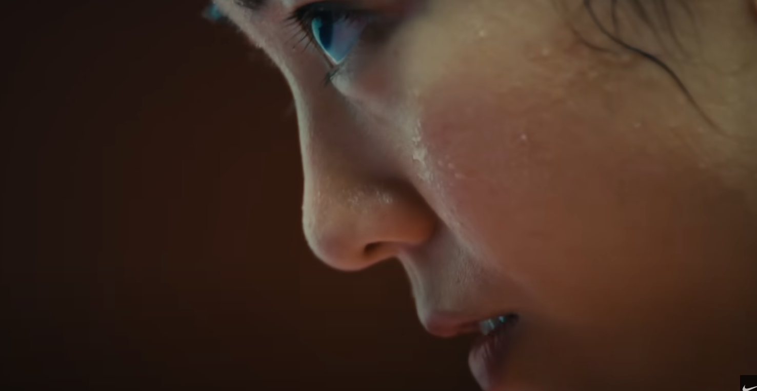 在第6、7秒的畫面中,見到一名女乒乓運動員舔乒乓球拍。