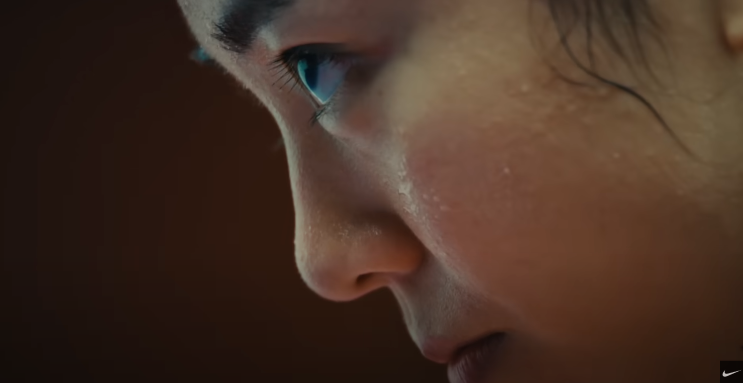 在第6、7秒的畫面中,見到一名女乒乓運動員舔乒乓球拍。