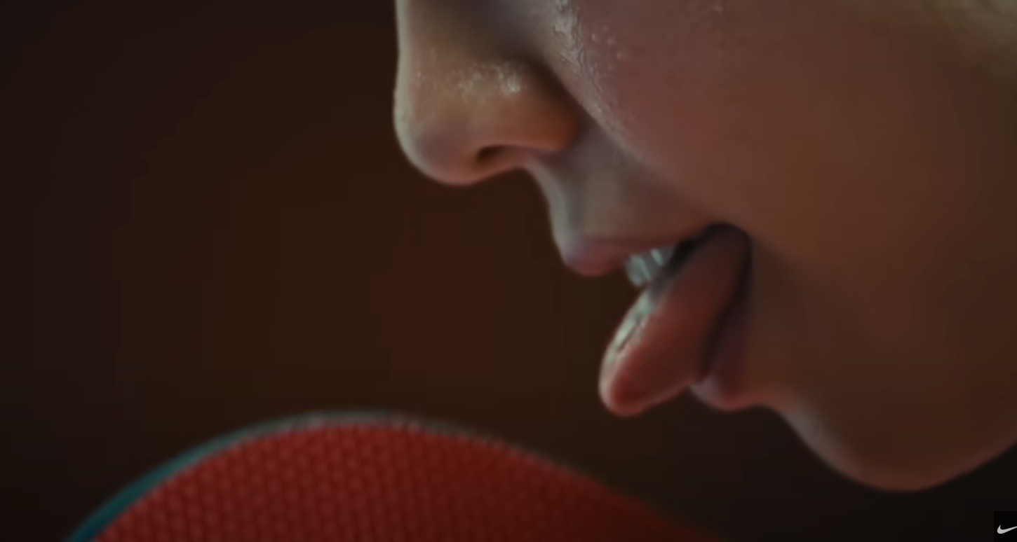 在第6、7秒的畫面中,見到一名女乒乓運動員舔乒乓球拍。