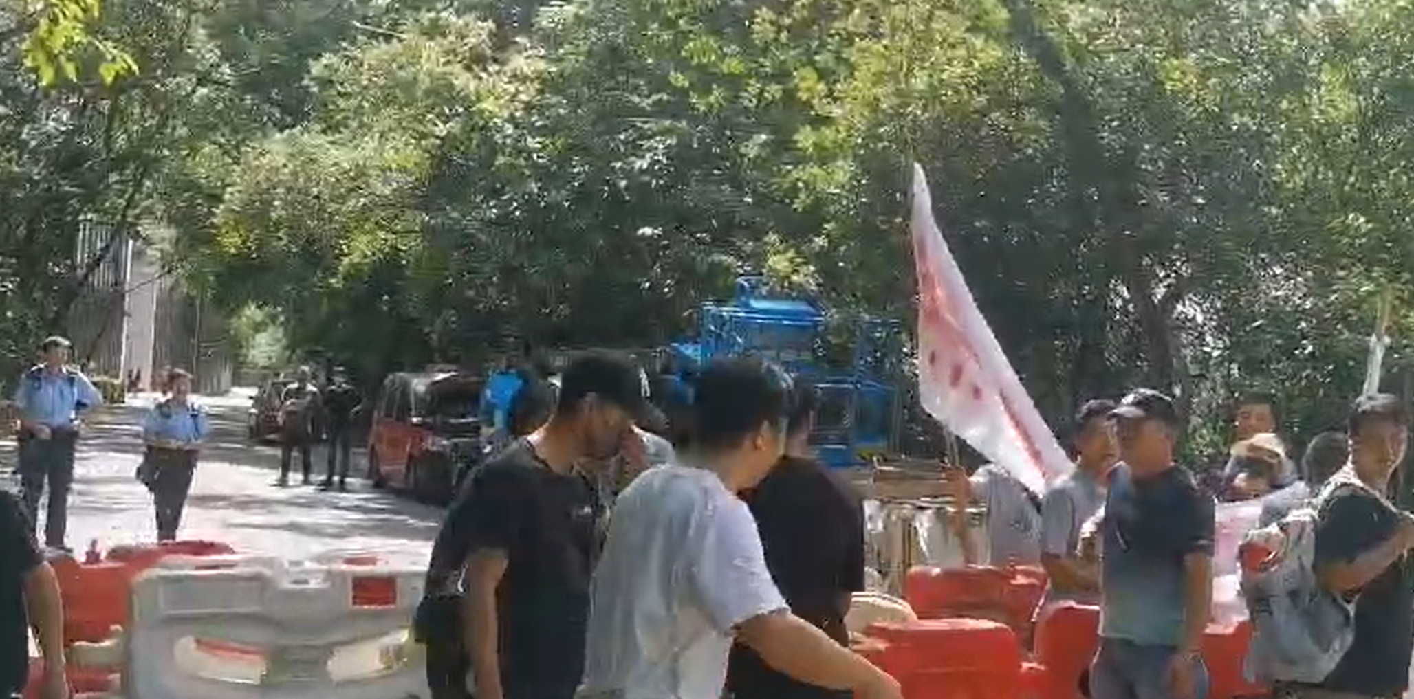 港島西半山寶珊道28號地盤項目,一批玻璃幕牆工人不滿被拖欠薪金(香港建造業總工會影片截圖)