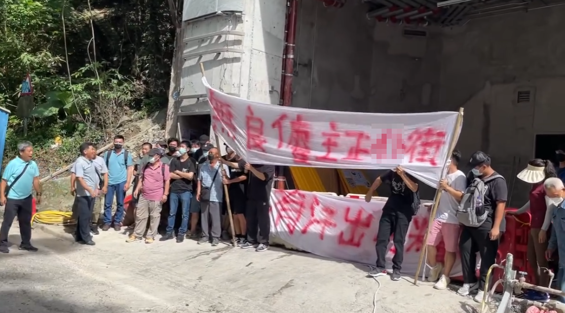 港島西半山寶珊道28號地盤項目,一批玻璃幕牆工人不滿被拖欠薪金(網上影片截圖)