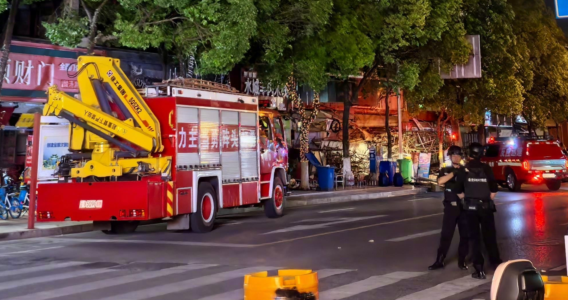 雲南省昆明市發生建築物招牌墜落事故,造成3死7傷。