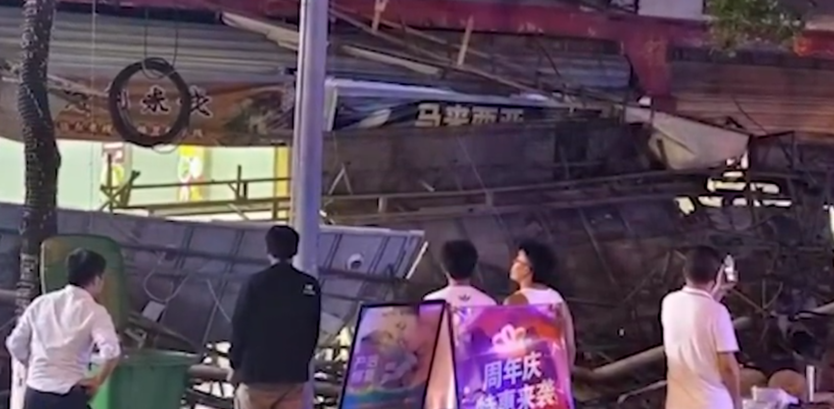 雲南省昆明市發生建築物招牌墜落事故,造成3死7傷。