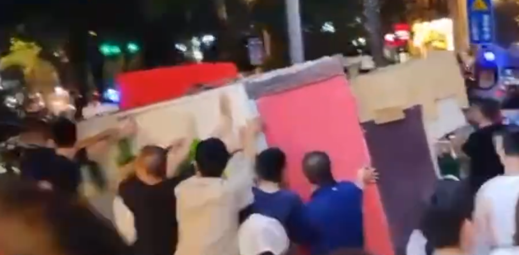 昆明商舖廣告牌5樓墮地釀3死7傷,附近市民合力抬起招牌救人。