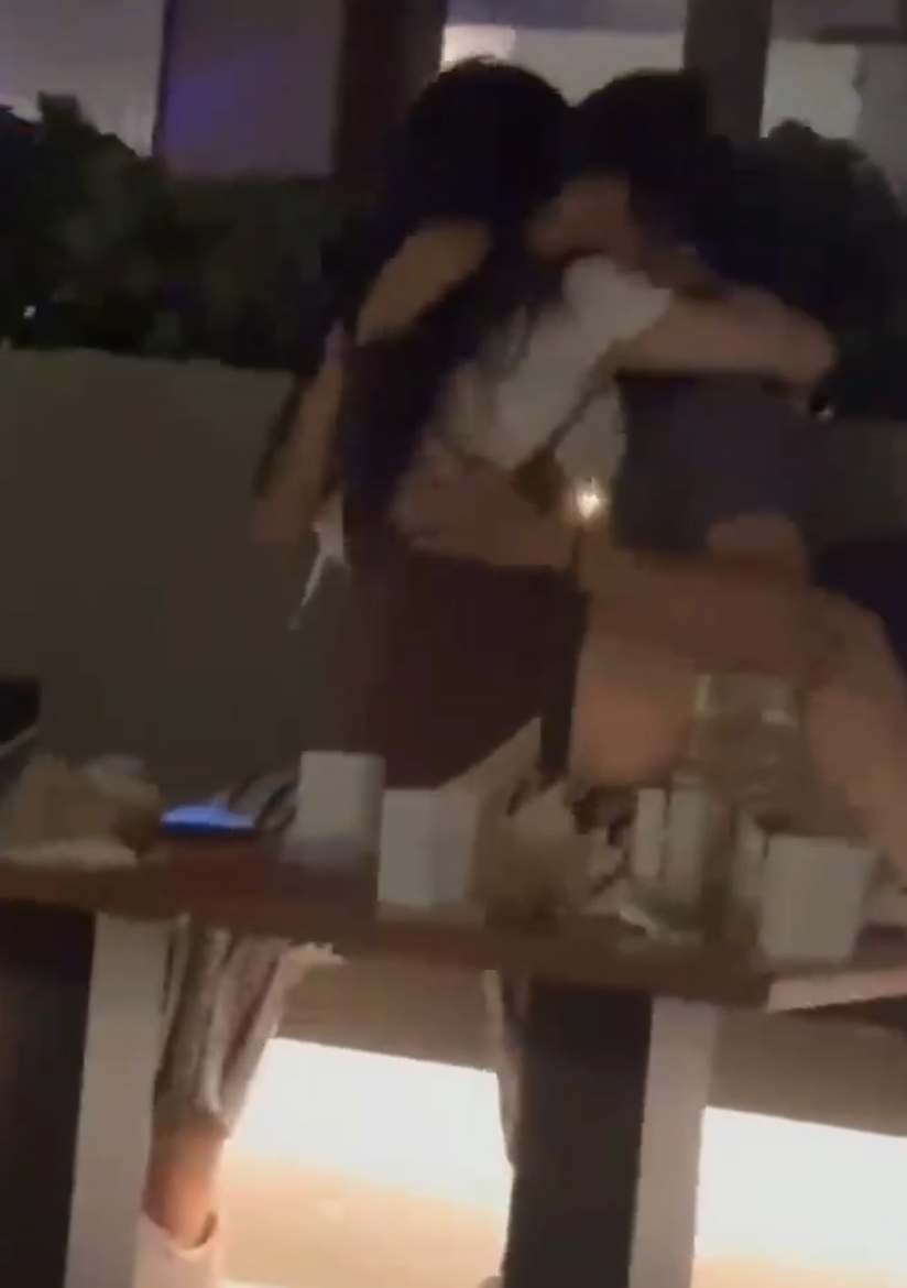 廣東汕頭一間咖啡店早前有一對男女情到濃時激吻互摸,女方更坐上男子大腿上,店家終在8分鐘後制止二人,並以他們行為不雅過火為由下逐客令。