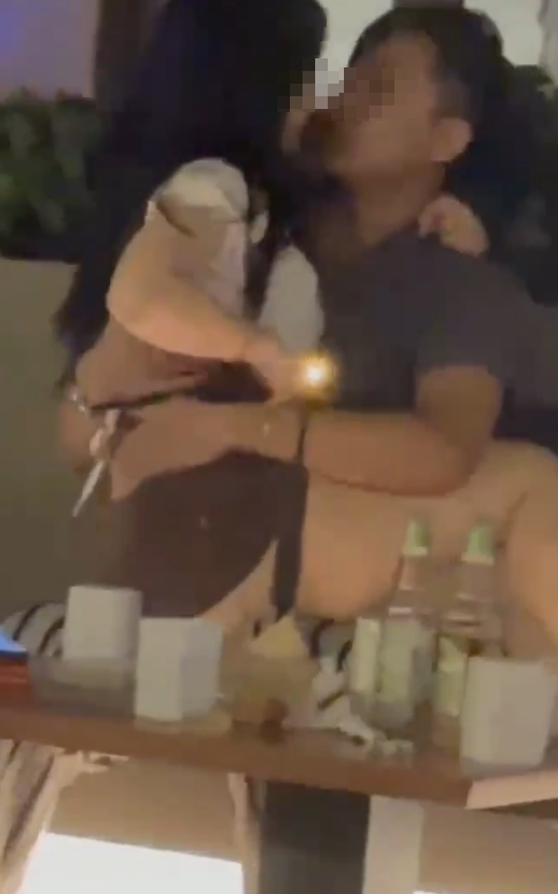 廣東汕頭一間咖啡店早前有一對男女情到濃時激吻互摸,女方更坐上男子大腿上,店家終在8分鐘後制止二人,並以他們行為不雅過火為由下逐客令。