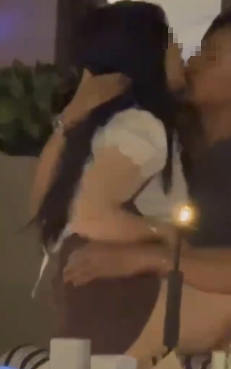 廣東汕頭一間咖啡店早前有一對男女情到濃時激吻互摸,女方更坐上男子大腿上,店家終在8分鐘後制止二人,並以他們行為不雅過火為由下逐客令。