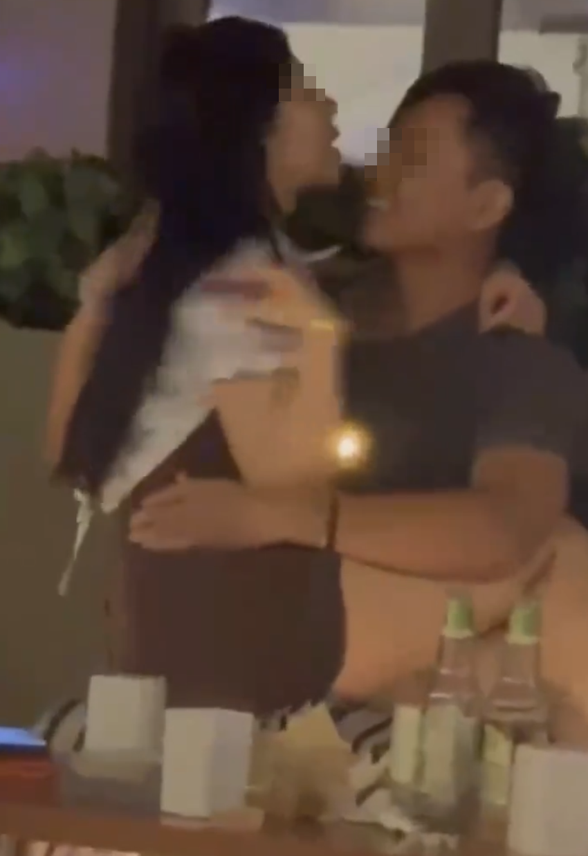 廣東汕頭一間咖啡店早前有一對男女情到濃時激吻互摸,女方更坐上男子大腿上,店家終在8分鐘後制止二人,並以他們行為不雅過火為由下逐客令。