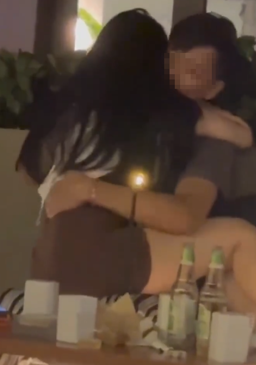 廣東汕頭一間咖啡店早前有一對男女情到濃時激吻互摸,女方更坐上男子大腿上,店家終在8分鐘後制止二人,並以他們行為不雅過火為由下逐客令。