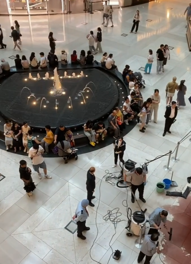 中環置地廣場地下中庭、近名店Dior門外有大片紅色液體傾瀉一地,影片及照片可見當時已有十多名清潔人員正在清理現場。