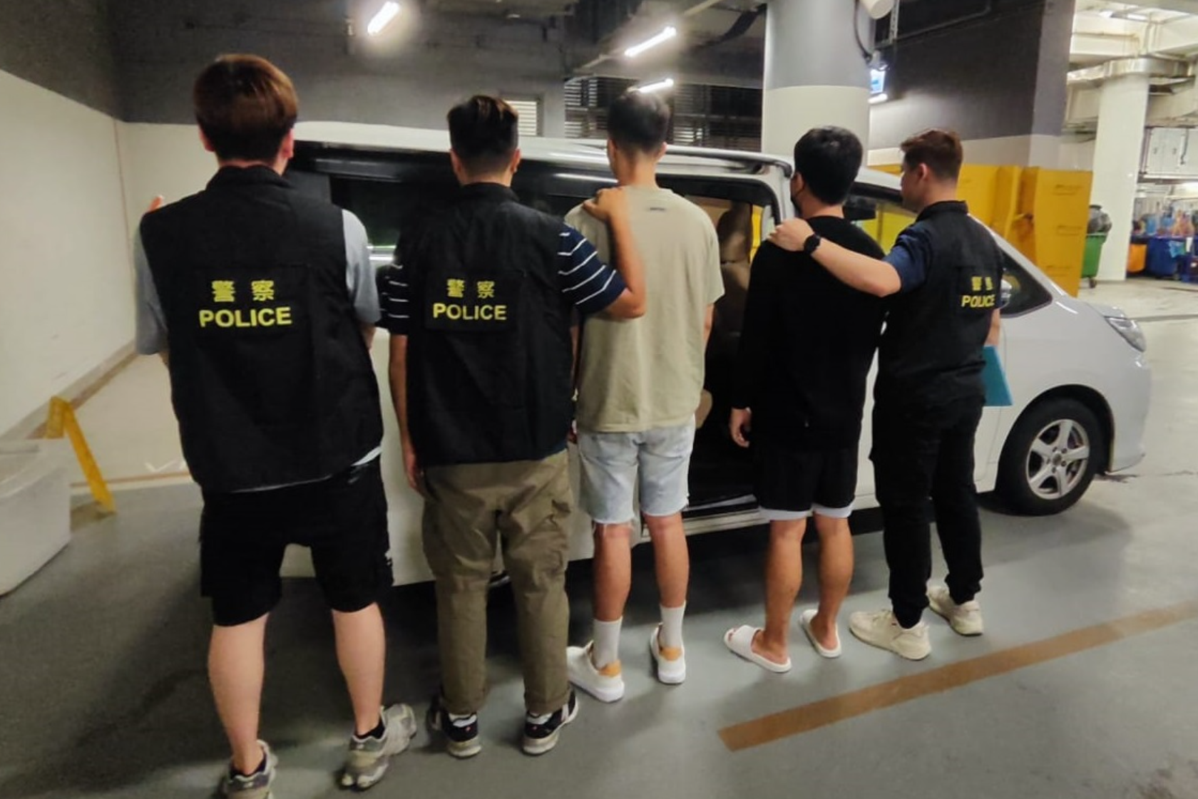 該兩名男子涉嫌管有第一部毒藥被捕,現正被扣留調查。 警方提供