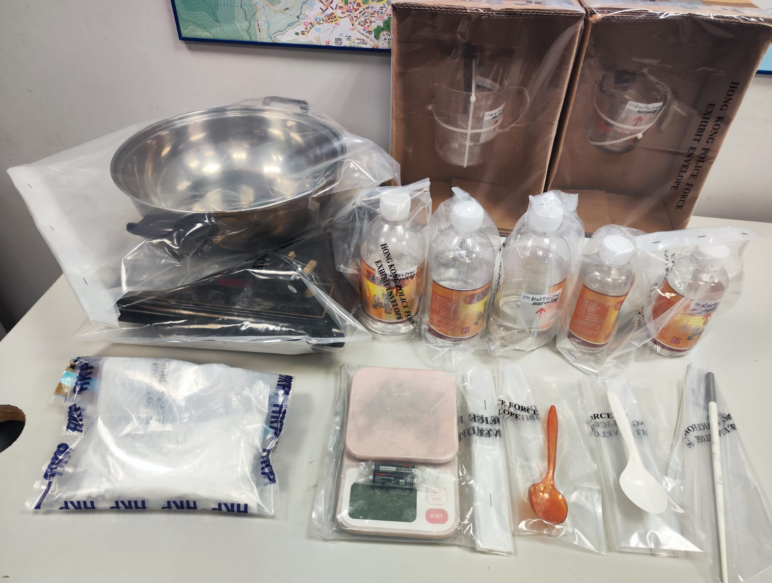 警方檢獲製成電子煙彈的材料及工具。警方提供