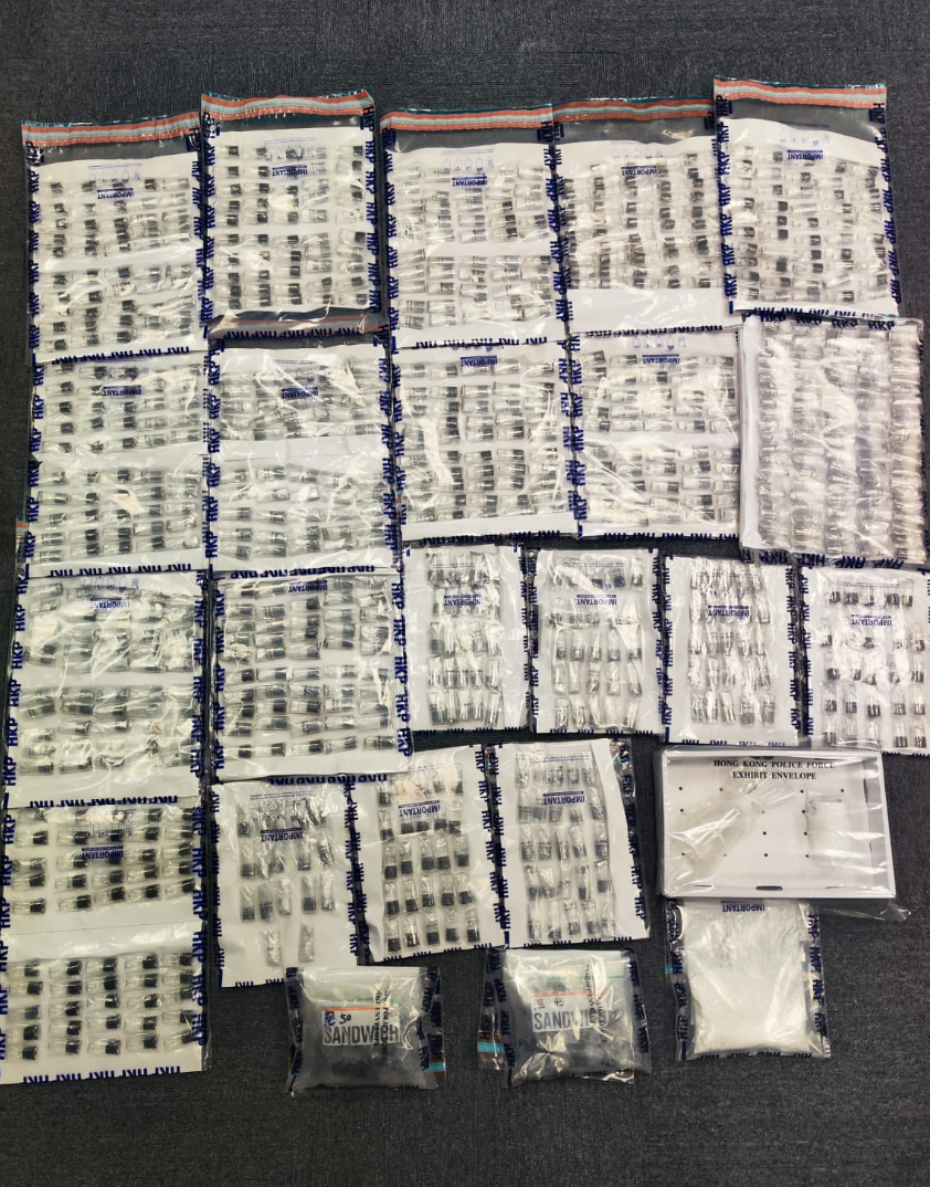 警方檢獲687粒懷疑含有「依托咪酯」的電子煙彈。警方提供