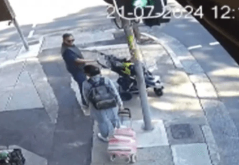 夫妻帶2歲雙胞胎女兒外出,在悉尼卡爾頓火車站的電梯走出月台,因二人同時鬆手沒有抓住嬰兒車,結果嬰兒車被一陣強風吹落鐵軌