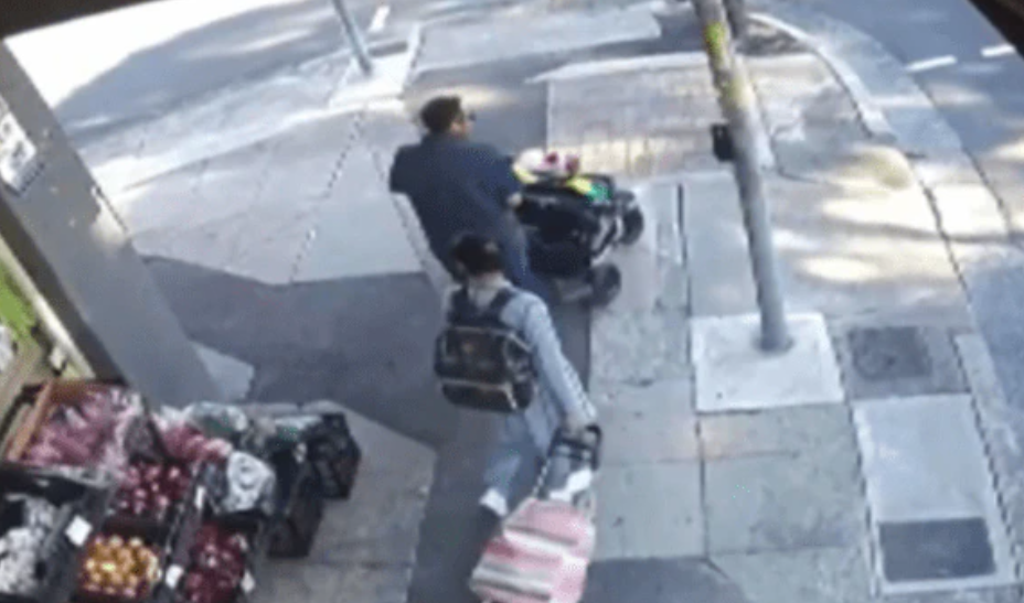 夫妻帶2歲雙胞胎女兒外出,在悉尼卡爾頓火車站的電梯走出月台,因二人同時鬆手沒有抓住嬰兒車,結果嬰兒車被一陣強風吹落鐵軌