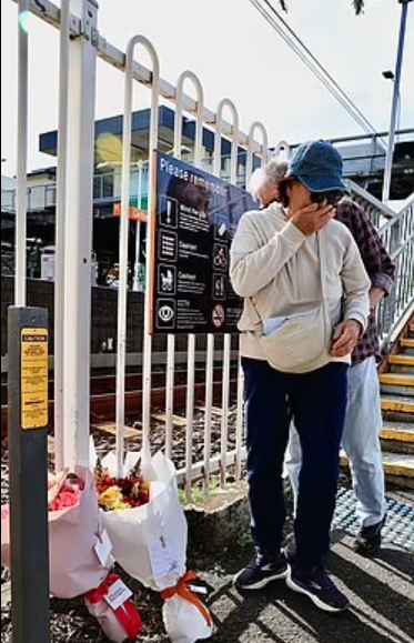 當地民眾前往火車站獻花致哀。