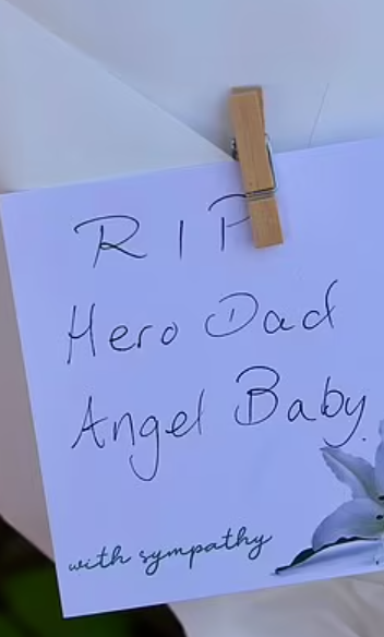 當地民眾前往火車站獻花致哀。