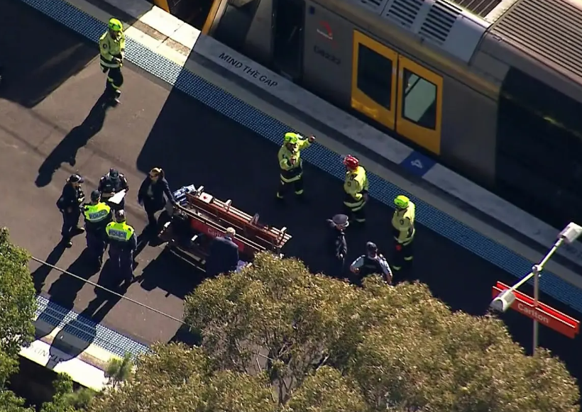 父親情急跳下月台,最終自己和其中一名女兒被列車輾斃,另一名女兒平安無事。