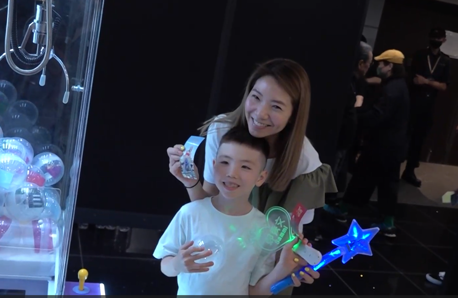 車婉婉帶囝囝睇騷。