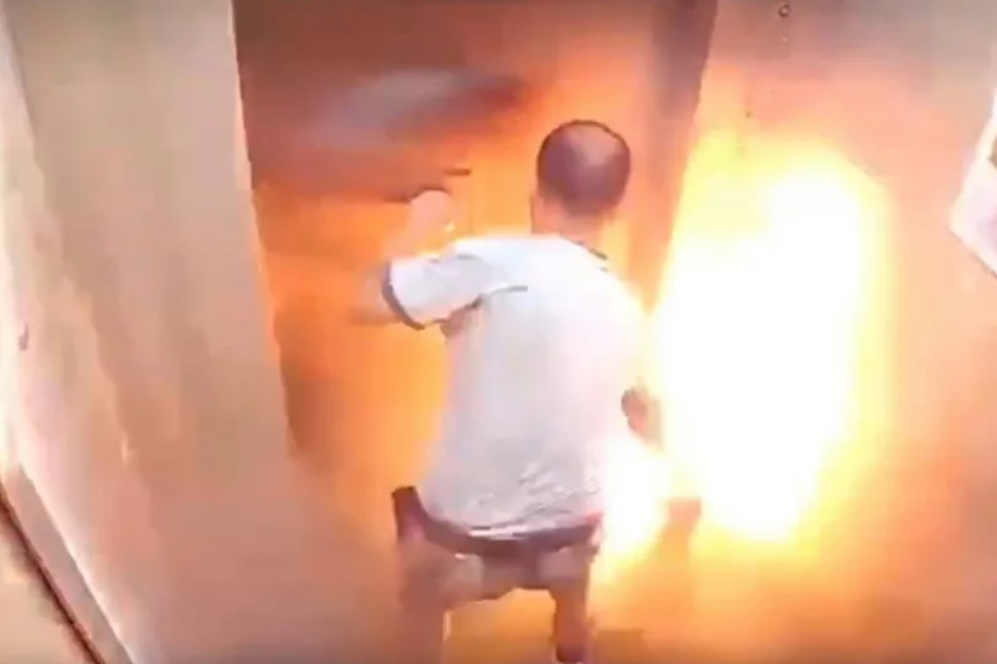 鋰電池在電梯內爆炸。(互聯網)
