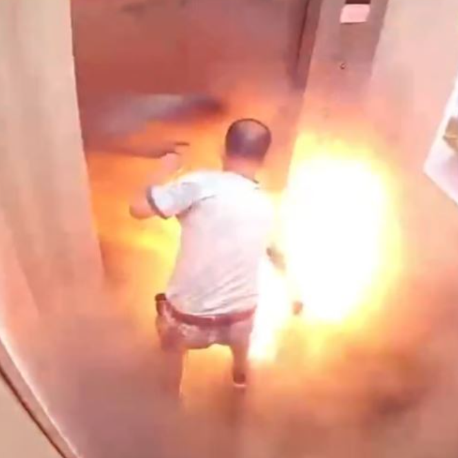 鋰電池在電梯內爆炸。(互聯網)