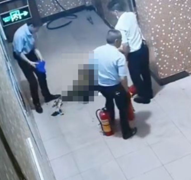 鋰電池在電梯內爆炸。(互聯網)