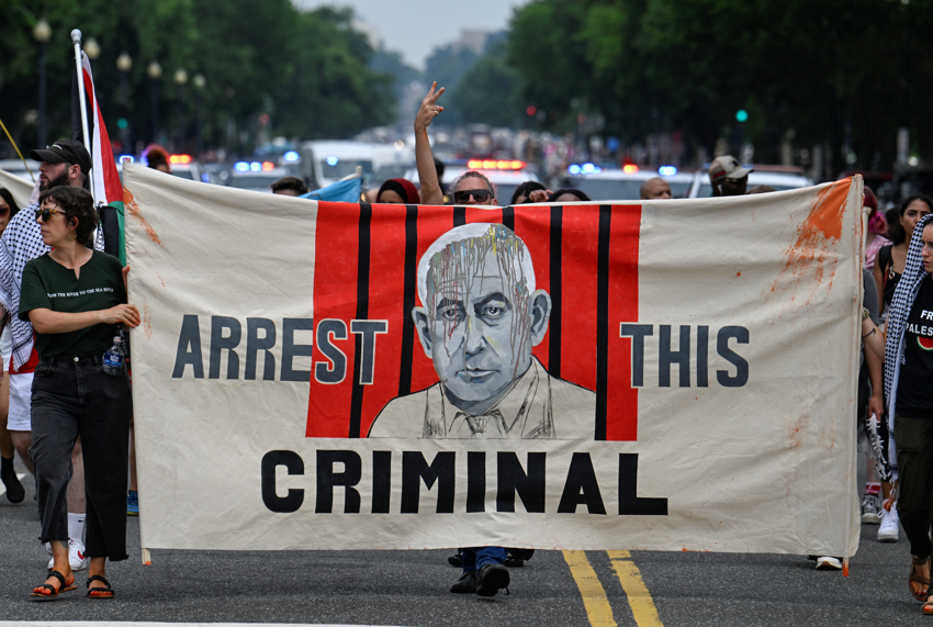 反對加沙戰事的示威者在白宮附近集會,高呼拘捕內塔尼亞胡的口號。(路透社)