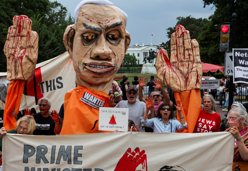 反對加沙戰事的示威者在白宮附近集會,高呼拘捕內塔尼亞胡的口號。(路透社)