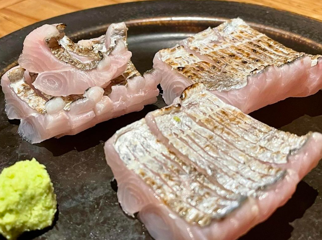 這間店位於新宿區百人町的「大久保酒吧」餐廳,位於JR大久保站附近,附近有不少外國人居住。